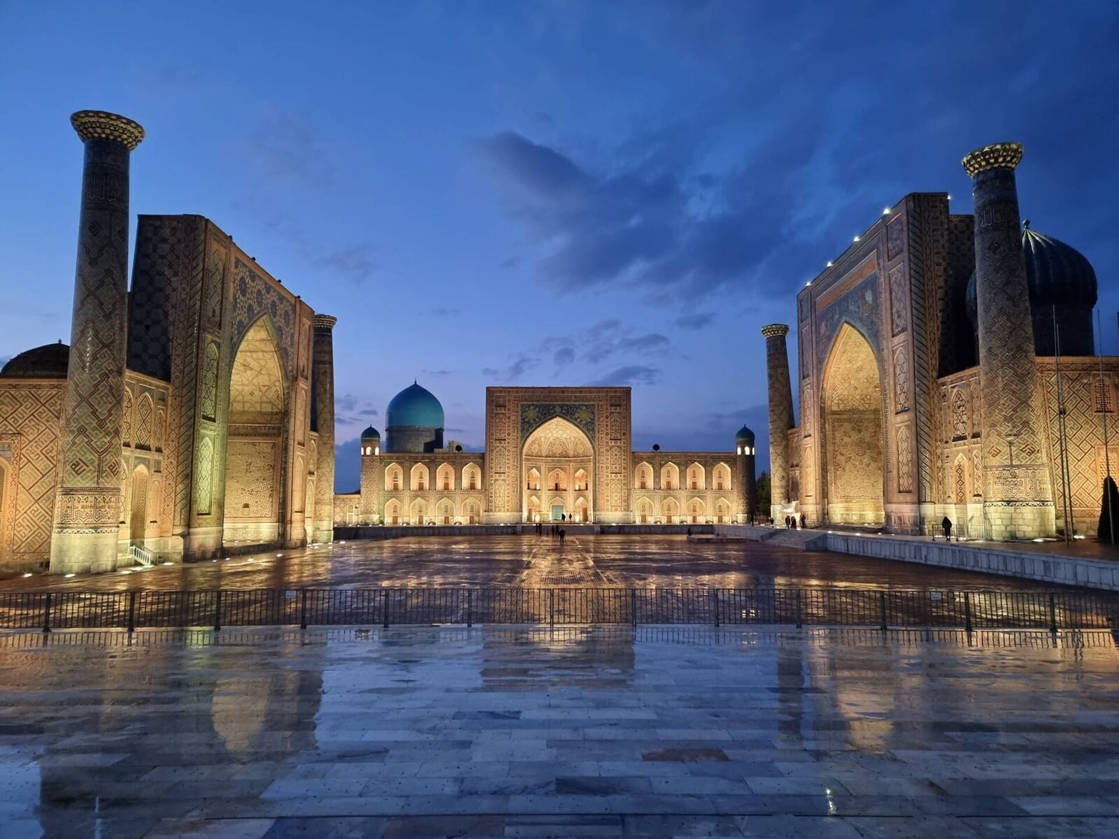 rainy-night-registon-square-samarkand-2ptcfxipj1d6682a